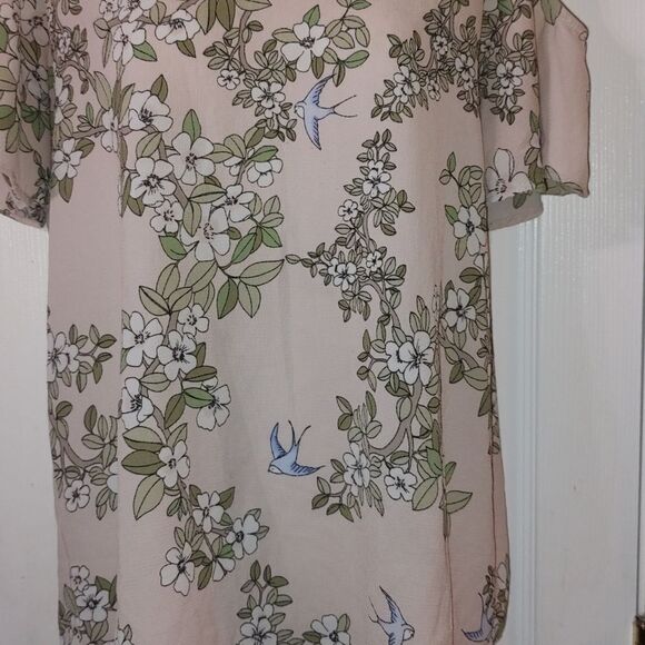 C&E  tan floral  with birds flutter sleeve  cold shoulder blouse  Sz S - Picture 2 of 4